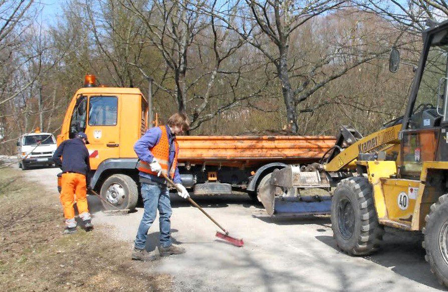 Munnerstadt's construction crew at the spring cleanup